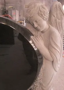 Скульптура ангела из белого гранита