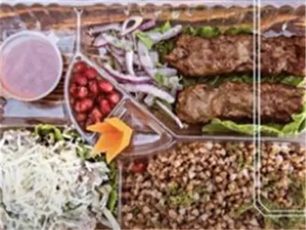 Комплексный обед. Обед с гречкой: гречка, люля-кебаб из говядины, салат с языком, соус "Шашлычный"