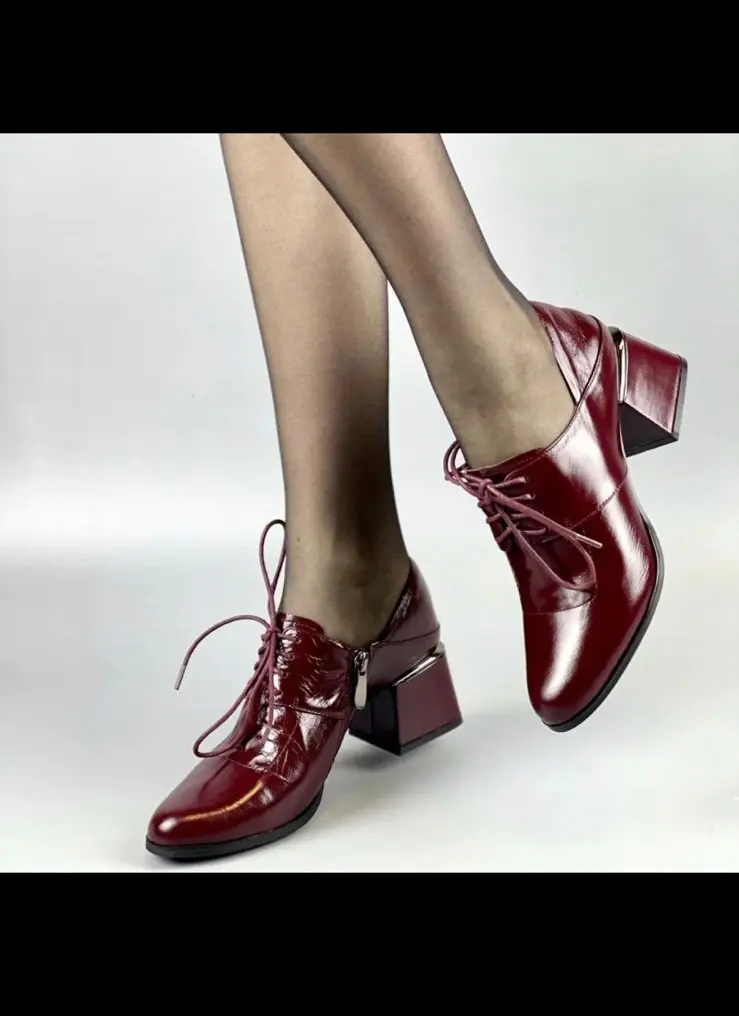 Красные туфли на шнуровке