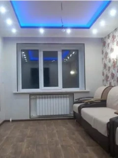 Натяжной потолок в два уровня со встроенной светодиодной подсветкой для гостиной.