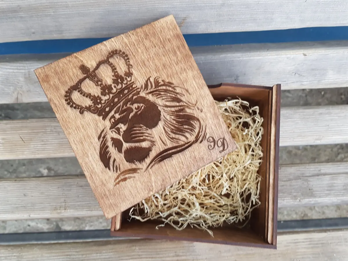 Подарочная коробка со львом и инициалами. Материал фанера, покрыта маслом по дереву.