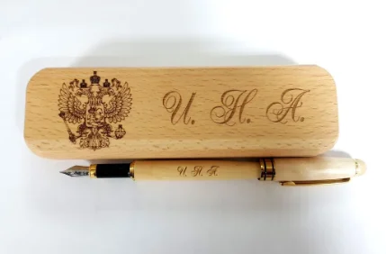 Деревянная перьевая ручка с гравировкой инициалов