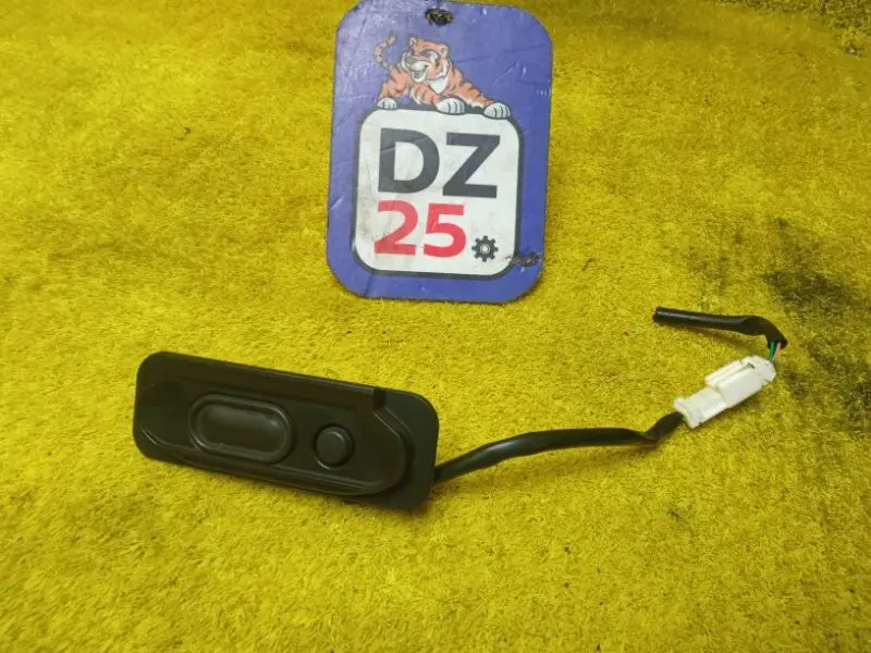 Кнопка открывания багажника Honda Cr-Z ZF1/ZF2 LEA 2010 задн.