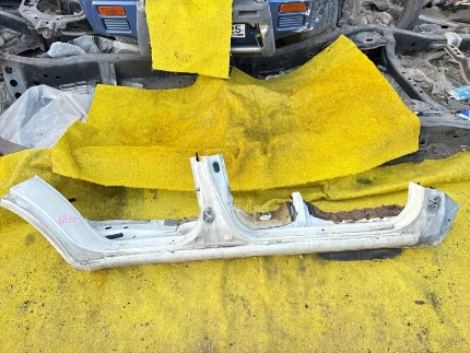 Фото для Порог кузова TOYOTA/LEXUS LAND CRUISER/LX450 FZJ80G/FZJ80/FJ80G/FJ80G/HZJ81V/HZJ80/HDJ81/HDJ81V 1FZFE 1993/Цвет 045 перед. (б/у)