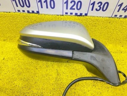 Фото для Уши TOYOTA NOAH/VOXY/ESQUIRE ZRR80G/ZRR80W/ZRR80/ZRR85G/ZRR85W/ZRR85/ZWR80/ZWR80G/ZWR80W 2ZRFXE 2014/Цвет 1F7 перед. прав. (б/у)