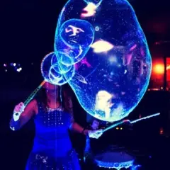 Неоновое шоу гигантских мыльных пузырей