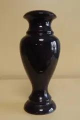 Ритуальная ваза из черного гранита